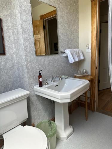 Gable House Bed and Breakfast Inn - 화장실