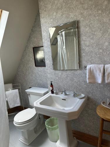 Gable House Bed and Breakfast Inn - 화장실