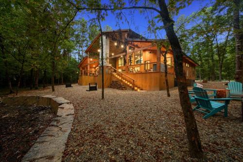 On Creek! HUGE Deck- Elegant Luxury! Sleeps 15 in Broken Bow, USA