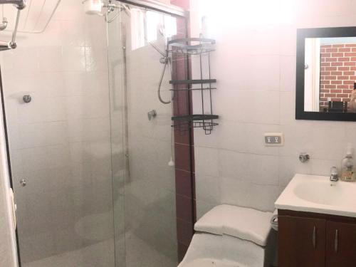 浴室, ""Apto 2 Habit, 4 piscinas, Dcto GENIUS, Check in-out extendidos, a 1 cuadra del parque -Ciudadela d in 聖赫羅尼莫