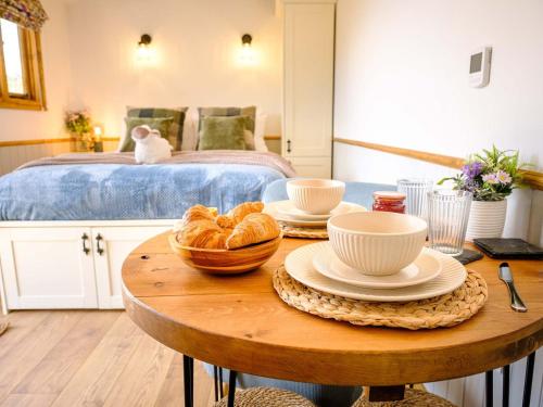Lintmill Lodges - Bluebell Shepherds Hut in Sorn
