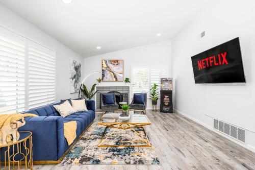 Mins to Disney Chic 3BR with Arcade in Santa Ana, USA