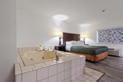 Best Western Plus Oakbrook Inn Room Type - King Suite with Bath Tub - Mobility Access