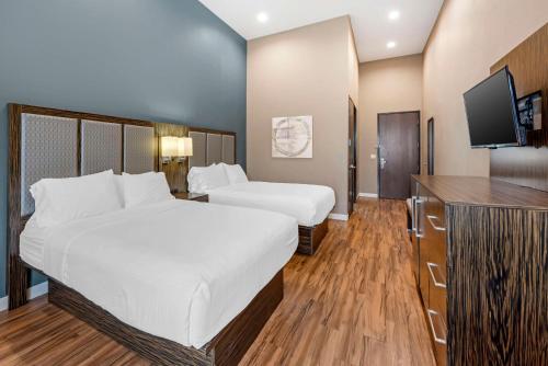 Queen Room with Two Queen Beds - Pet Friendly