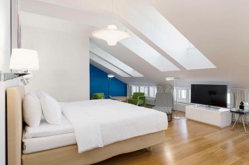 Business Class Room image 9