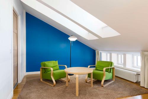 Business Class Room image 8