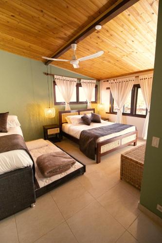 1 queen bed, 1 double bed, 1 twin bed