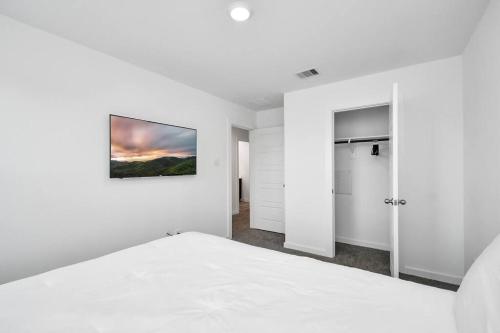 Stylish 4 Beds Near Downtown With Backyard Stylish 4 Beds Near Downtown With Backyard