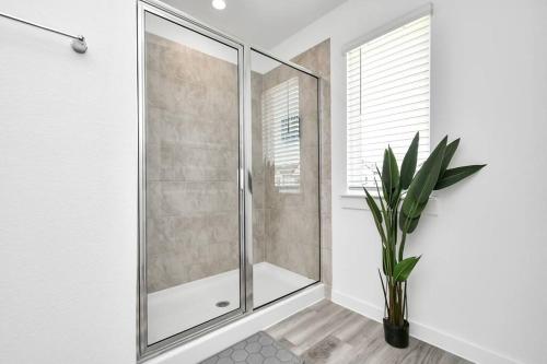 Stylish 4 Beds Near Downtown With Backyard Stylish 4 Beds Near Downtown With Backyard