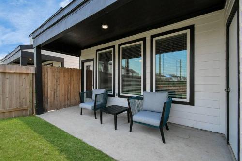 Stylish 4 Beds Near Downtown With Backyard Stylish 4 Beds Near Downtown With Backyard