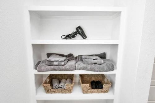 Stylish 4 Beds Near Downtown With Backyard Stylish 4 Beds Near Downtown With Backyard