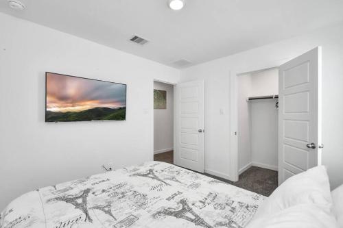 Stylish 4 Beds Near Downtown With Backyard Stylish 4 Beds Near Downtown With Backyard