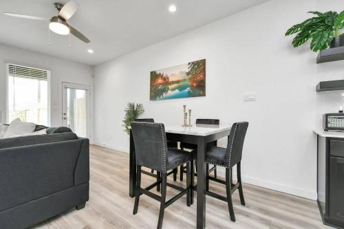 Stylish 4 Beds Near Downtown With Backyard Stylish 4 Beds Near Downtown With Backyard