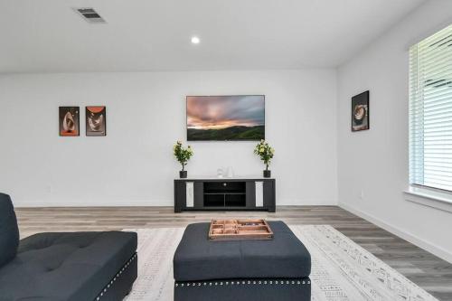 Stylish 4 Beds Near Downtown With Backyard Stylish 4 Beds Near Downtown With Backyard