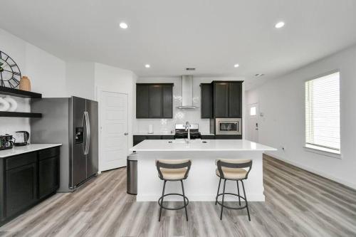 Stylish 4 Beds Near Downtown With Backyard Stylish 4 Beds Near Downtown With Backyard