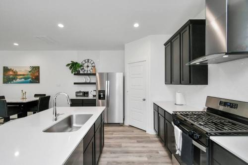 Stylish 4 Beds Near Downtown With Backyard Stylish 4 Beds Near Downtown With Backyard