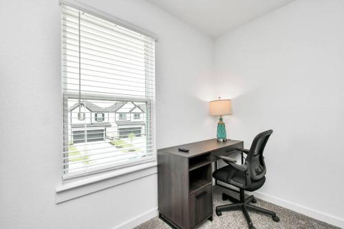 Stylish 4 Beds Near Downtown With Backyard Stylish 4 Beds Near Downtown With Backyard