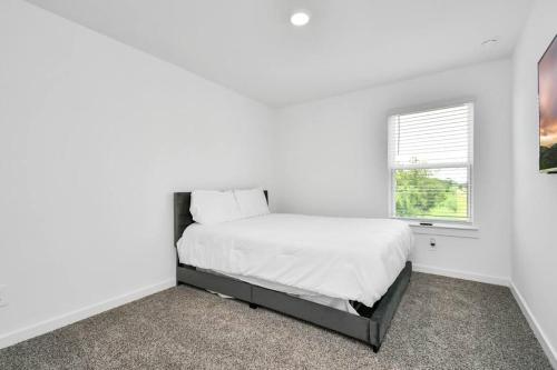 Stylish 4 Beds Near Downtown With Backyard Stylish 4 Beds Near Downtown With Backyard