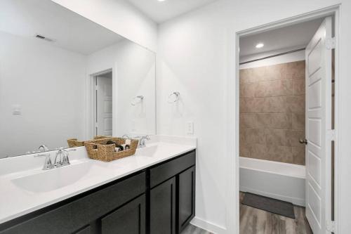 Stylish 4 Beds Near Downtown With Backyard Stylish 4 Beds Near Downtown With Backyard