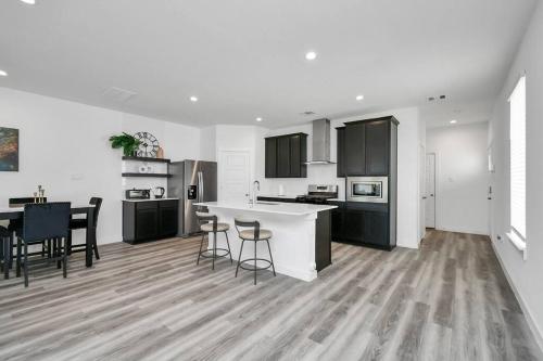 Stylish 4 Beds Near Downtown With Backyard Stylish 4 Beds Near Downtown With Backyard