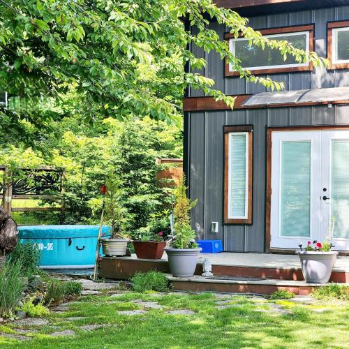 Tiny House with HOT TUB, close to golf and skiing!! in Oyster Bay, Canada