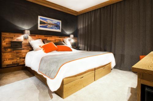 1 king bed, 2 sofa beds