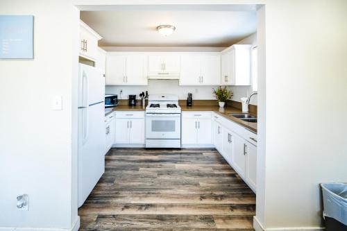 Spacious 5 Bedroom 3 Bath Home for Large Groups By DT LA thumb 4