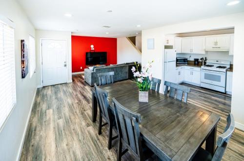 Spacious 5 Bedroom 3 Bath Home for Large Groups By DT LA in Los Angeles, USA