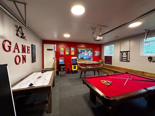 Rustic Poconos Ranch w Game Room in Tobyhanna, USA