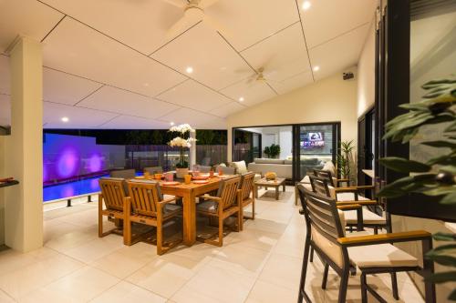 Luxury Sunny Oasis with Pool, SUV Hire, Near Marina in Trinity Beach