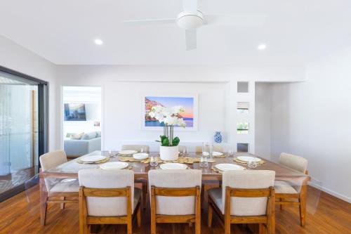 Luxury Sunny Oasis with Pool, SUV Hire, Near Marina in Trinity Beach