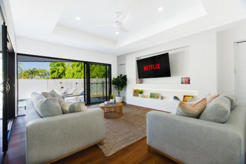 Luxury Sunny Oasis with Pool, SUV Hire, Near Marina in Trinity Beach