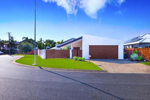 Luxury Sunny Oasis with Pool, SUV Hire, Near Marina in Trinity Beach