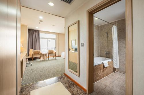 room detail thumbnail 2