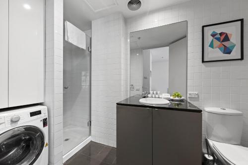 Two-Bedroom Deluxe Apartment image 10