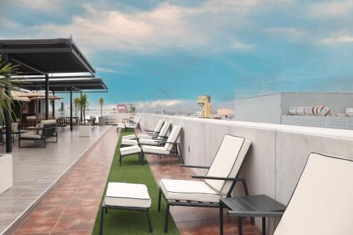 Balcony/terrace, Hotel West Plaza near Las Americas Premium Outlets