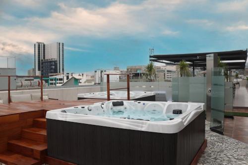 Hot tub, Hotel West Plaza near Las Americas Premium Outlets
