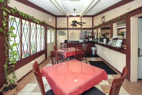 บริการและสิ่งอำนวยความสะดวก, ไนต์ส อินน์ - แบตเทิล ครีก มิชิแกน (Knights Inn - Battle Creek MI) in แบตเทิลครีก (MI)