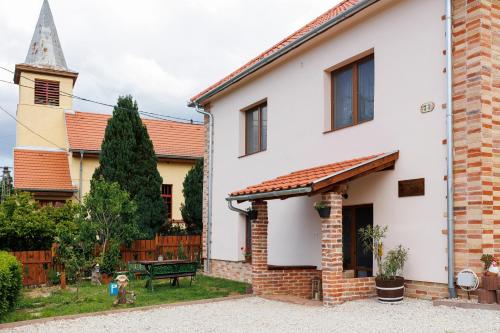 Viesnīcas āriene, Tulipános Kuckó az Őrségben (Tulipanos Kucko az Orsegben) in Viszák