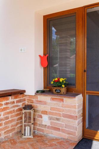 Viesnīcas āriene, Tulipános Kuckó az Őrségben (Tulipanos Kucko az Orsegben) in Viszák