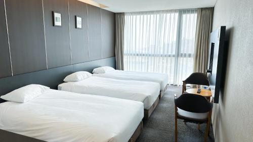 3 twin beds