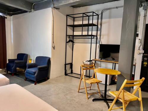 room detail thumbnail 2