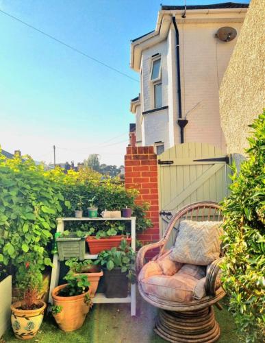 Garden, Beautiful beach walk apartment in Boscombe East