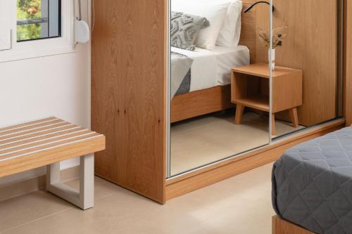Classic One-Bedroom Apartment with King Bed image 4