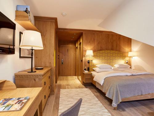1 double bed, 1 twin bed
