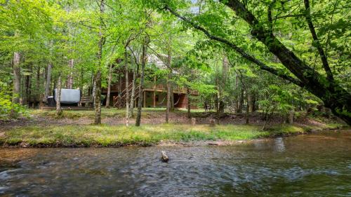 A Creek Runs Thru It - Secluded Waterfront Cabin in Cherry Log, USA