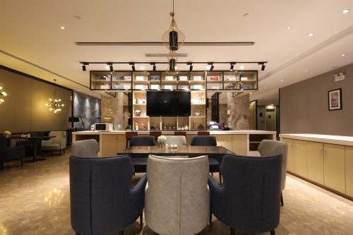 Restaurant, Echarm Hotel Wuhan Jianghan Road Walking Street in Jianghan Road Wuguang Commercial Area