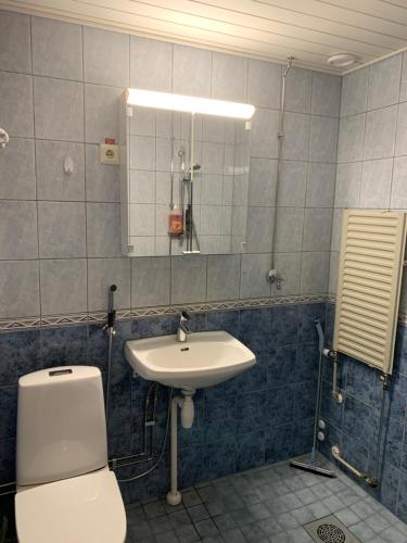 Yksiö juna-aseman vieressä (Yksio juna-aseman vieressa) in อีซาลมี