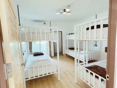 ห้องพักสำหรับครอบครัวประเภทนี้มีระเบียง (Family Room with Balcony)