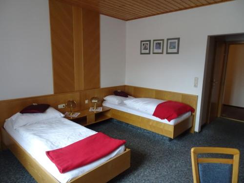 2 twin beds